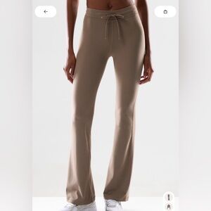 ARITZIA Flared Leggings W/ matching bra!!